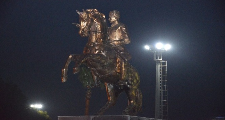 Mersin Atatürk Anıtı ve şehir merkezi